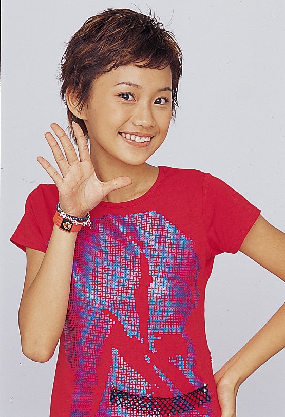 杨爱瑾在COOKIES前已经出道，2001年16岁的杨爱瑾参加由Yes!所举办的「城市惊喜」栏目，被模特儿公司种星堂发掘  ​