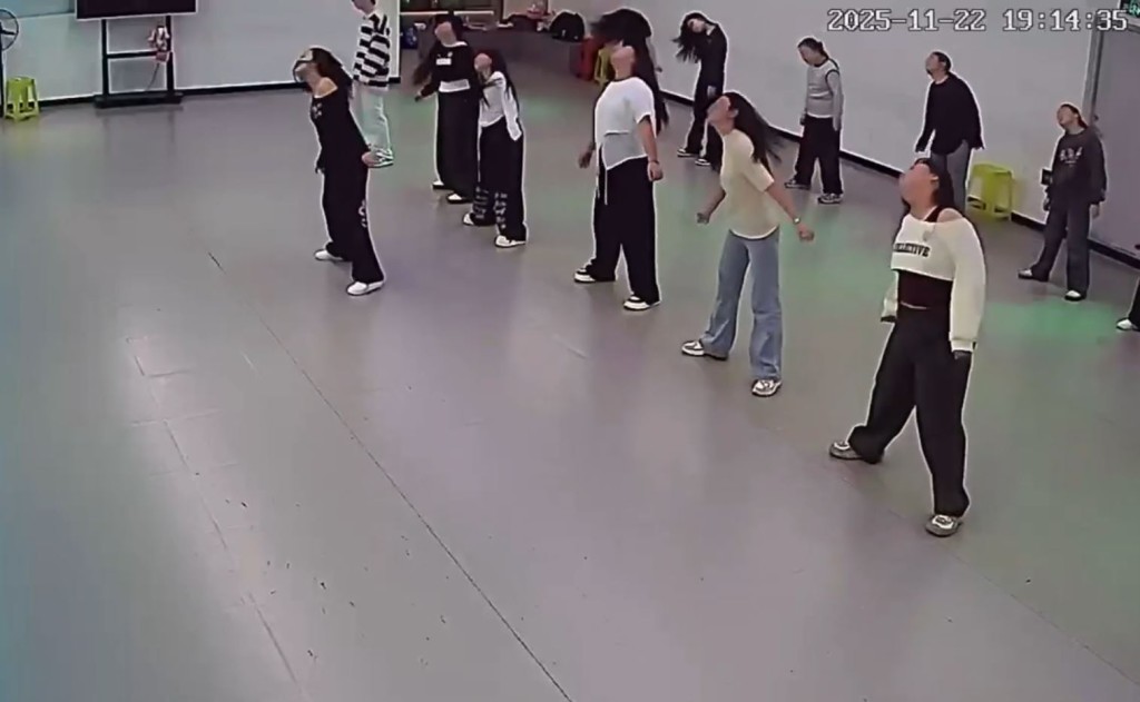 舞蹈老師（前)突然暈倒，學員以為是新動作迅速照跟做。抖音＠與尤物