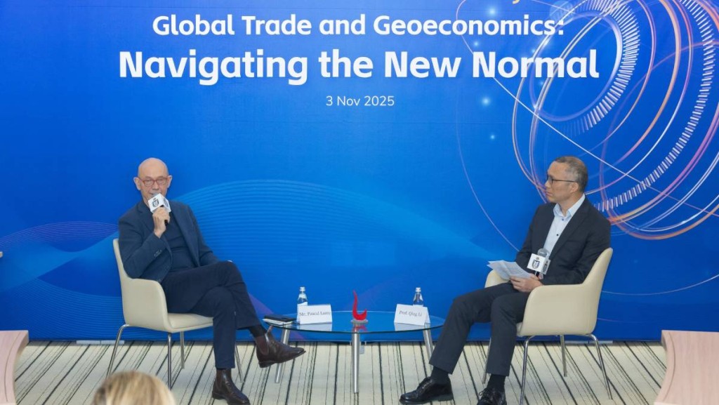 世貿組織前總幹事帕斯卡爾·拉米（左） 與香港科技大學利豐供應鏈研究院院長黎擎（右）。