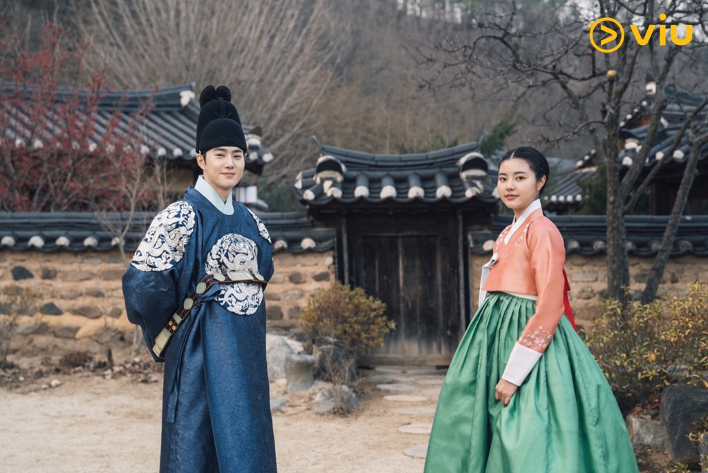 韩剧《世子消失了》讲述王世子李健（Suho饰）被即将成为世子嫔的崔明允（洪艺智饰）绑架后而展开的一系列故事。