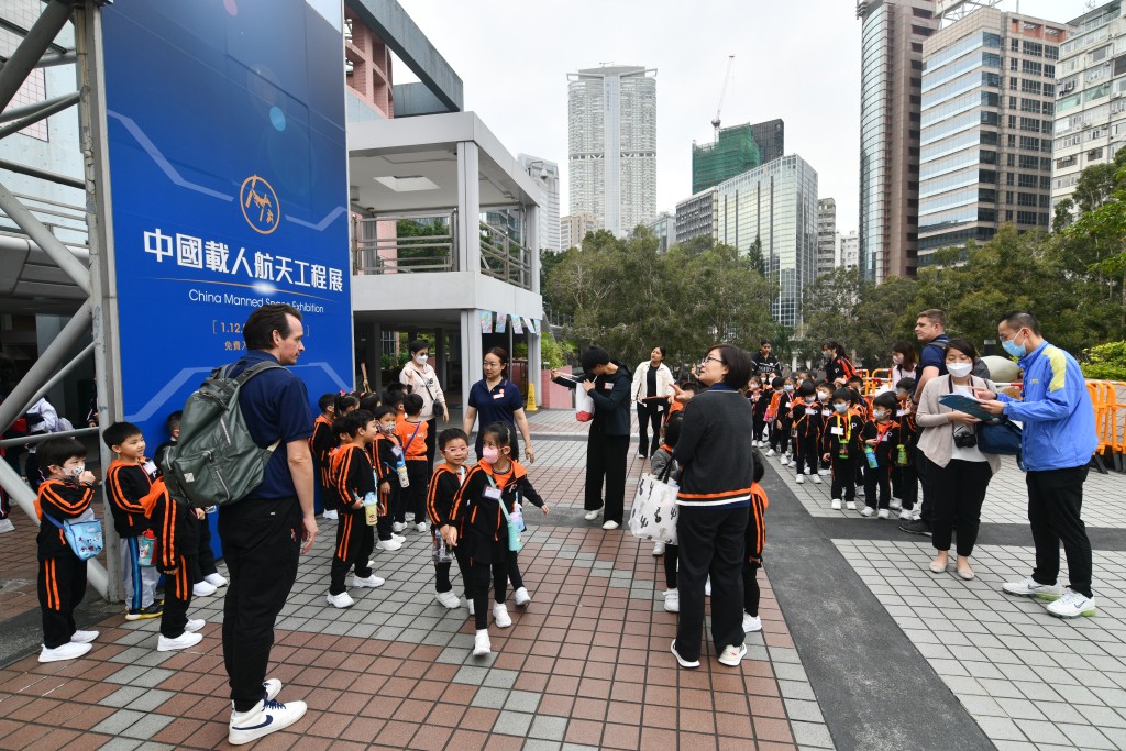 「中国载人航天工程展」，首日免费开放公众参观，有学生跟随老师前来参观。卢江球摄