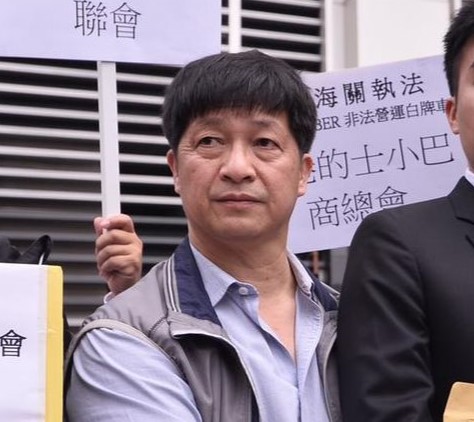 香港无线电的士联谊会主席黄羽庭（左二）表示，如一个星期内当局仍未有大规模执法，不排除采取比明日更大型的行动。资料图片