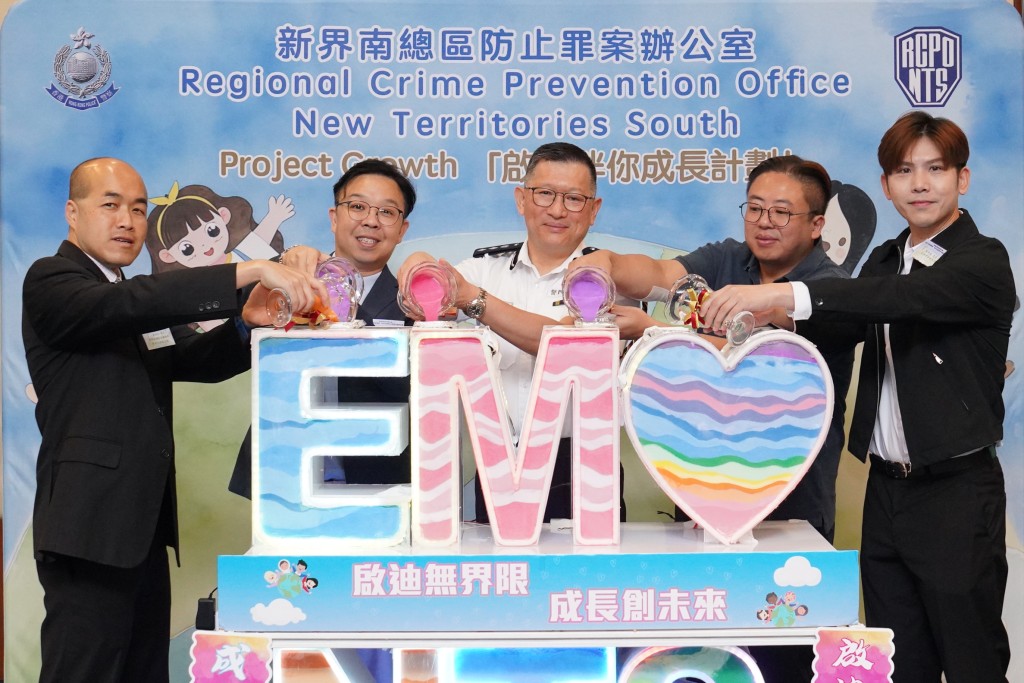 主禮嘉賓為活動舉行亮燈啟動禮。 主禮嘉賓為活動舉行亮燈啟動禮。