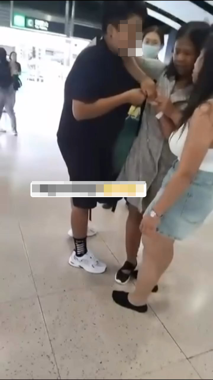背心女不斷拉住短髮女的上衣。網上片段截圖