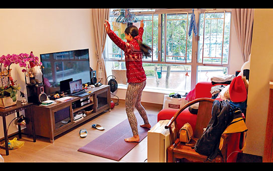 耀中在停課期間停課不停學,要求學生實時綫上學習,亦會要求學生按時間表進行「綫上體育課」,按照教師指示在家運動。