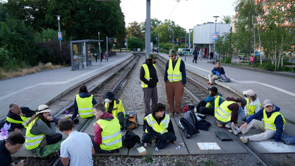 示威者在艾福特封路阻「另類選擇黨」（AfD）開黨大會。 美聯社