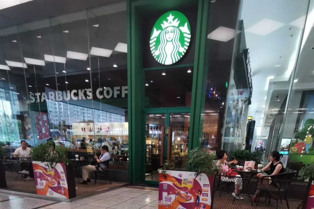 星巴克在中國受到本地品牌的挑戰。 星巴克在中國受到本地品牌的挑戰。