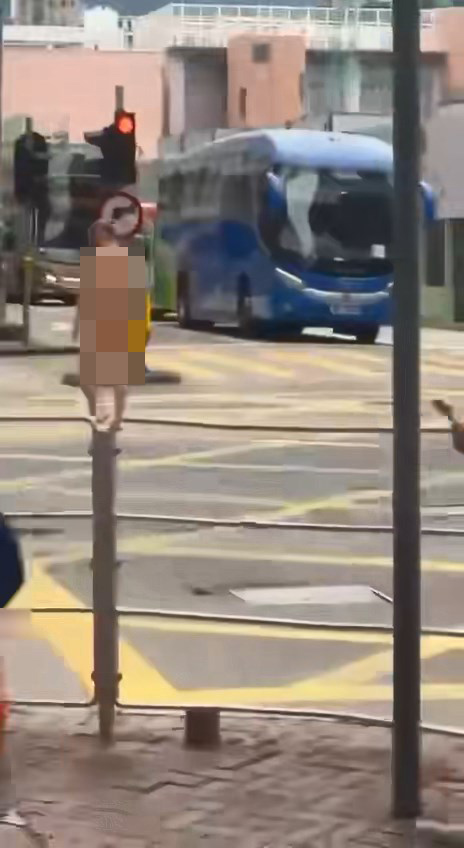 裸男跑出亞皆老街十字路口的黃格仔。網上片段截圖 裸男跑出亞皆老街十字路口的黃格仔。網上片段截圖