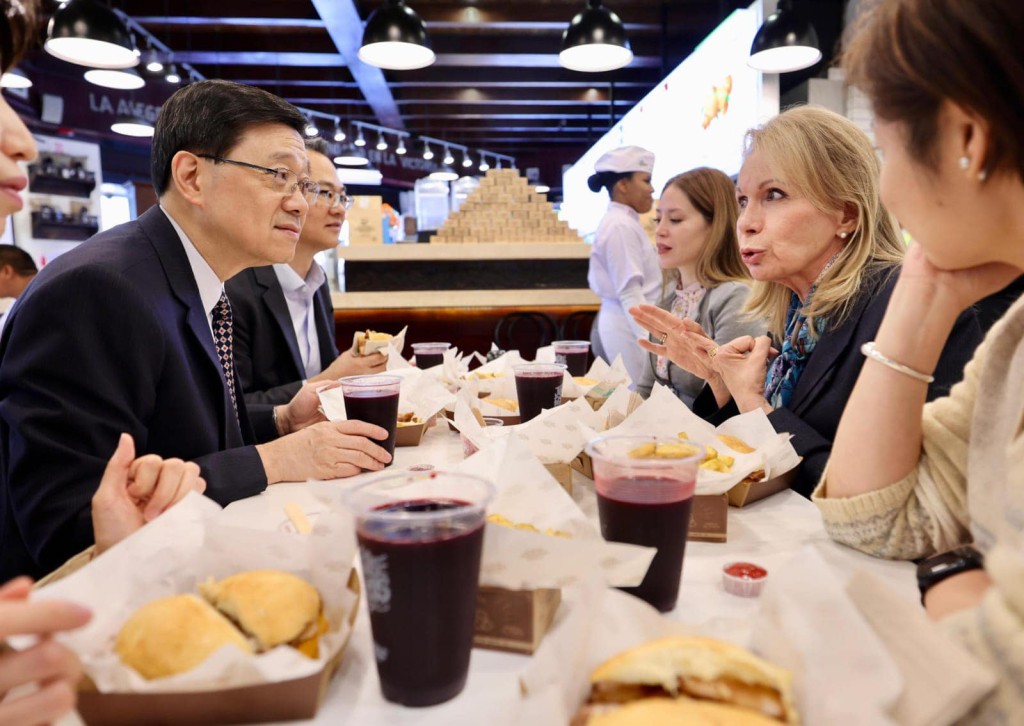 李家超到訪當地市集，品嚐地道美食。（李家超fb圖片）