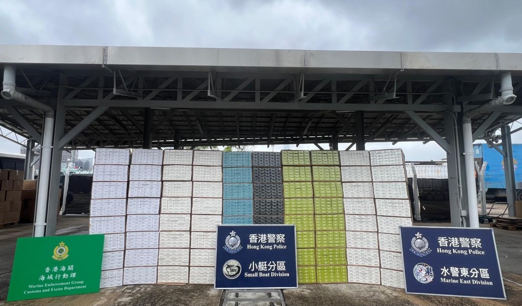 人員在貨車上檢獲約158萬支懷疑私煙，並扣查一輛有關涉案貨車。警方提供
