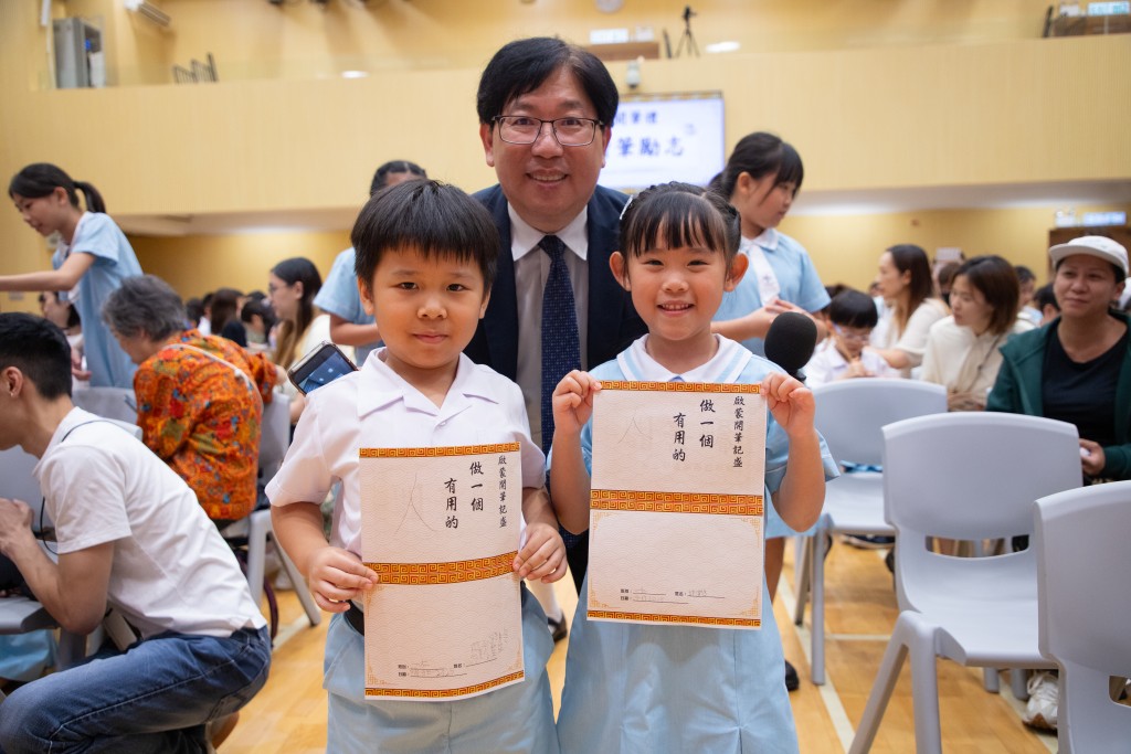 天主教圣安德肋小学陈善科校长(中)指暑假不应是催谷的延续,而是培养兴趣与建立习惯的黄金时间。(图片来源:受访学校提供) 天主教圣安德肋小学陈善科校长(中)指暑假不应是催谷的延续,而是培养兴趣与建立习惯的黄金时间。(图片来源:受访学校提供)