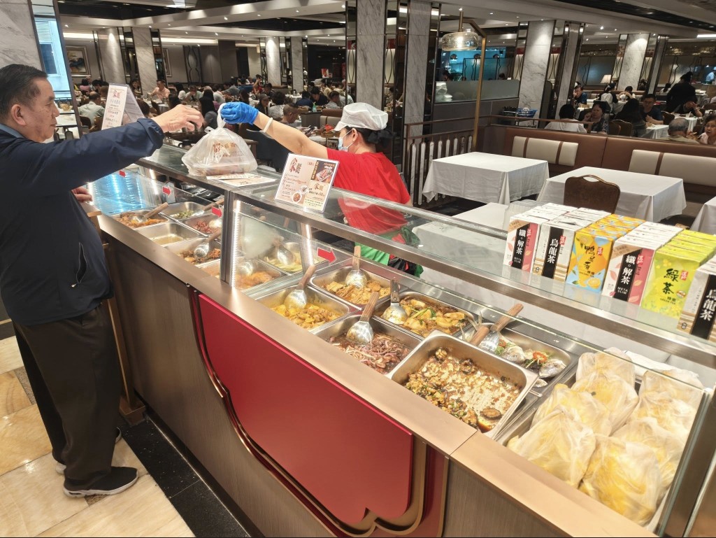 老牌連鎖酒樓稻香近期多間翻新的分店都增設兩餸飯部,包括粉嶺、沙田蔚景園、屯門海趣坊,以及何文田愛民分店。 老牌連鎖酒樓稻香近期多間翻新的分店都增設兩餸飯部,包括粉嶺、沙田蔚景園、屯門海趣坊,以及何文田愛民分店。