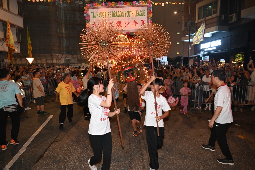 舞火龙由青少年舞动的LED小火龙打头阵。钟健华摄