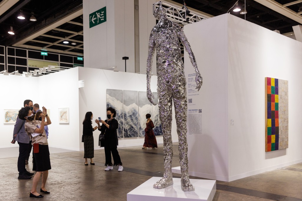 2023年《巴塞尔艺术展香港展会》（《Art Basel Hong Kong》）是复常后的首个展会，吸引高净值人士参观。