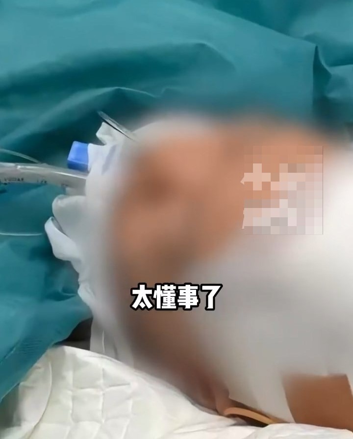 該名少女需要呼吸機輔助呼吸。小莉幫忙