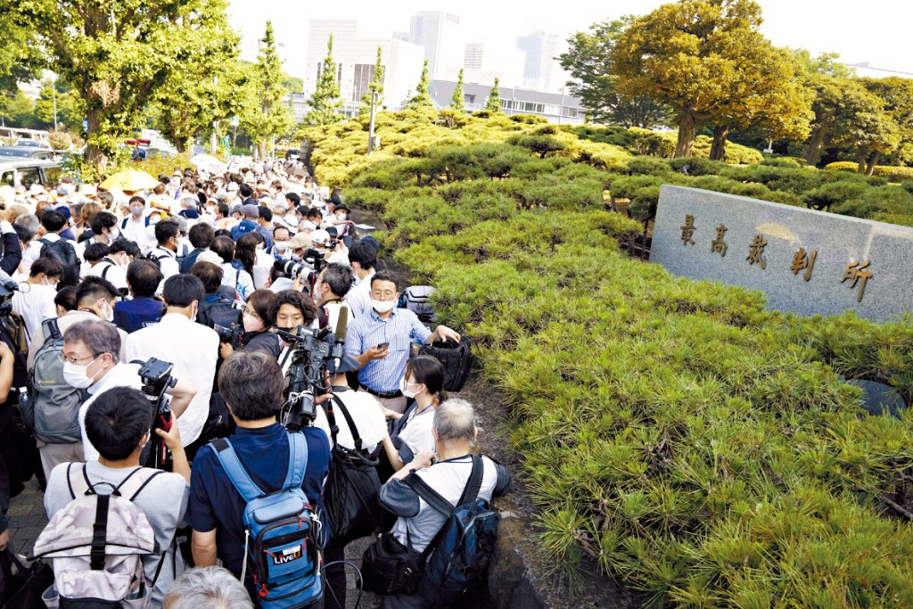 原告和支持者昨日在東京聚集最高法院門外。 