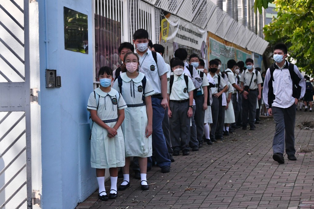 受到超強颱風「蘇拉」影響，全港學校延至今日才正式開學。