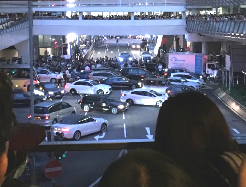 多輛私家車在干諾道中堵塞交通。網上圖片