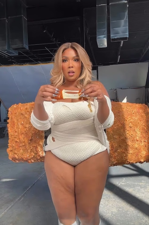 Lizzo今次扮演一件芝士批,手上還拿着拉絲芝士批道具,十分搞笑。 Lizzo今次扮演一件芝士批,手上還拿着拉絲芝士批道具,十分搞笑。