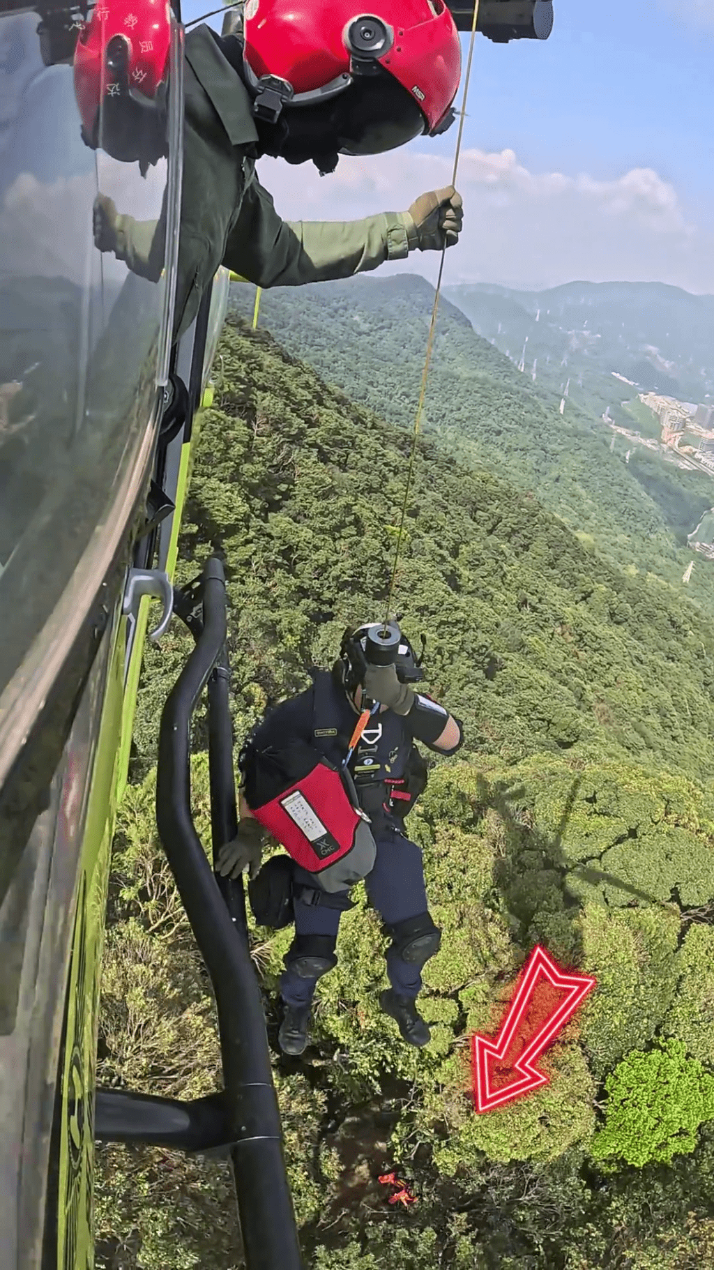 航空救援人員用吊索救人。 航空救援人員用吊索救人。