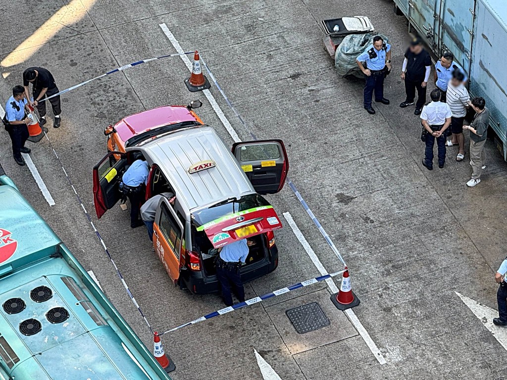 警方在洗衣街截查一部的士。網圖 警方在洗衣街截查一部的士。網圖