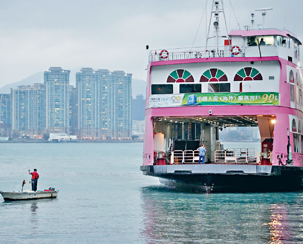 ■「洋紫荊號」昨午接待3團約50名客人。