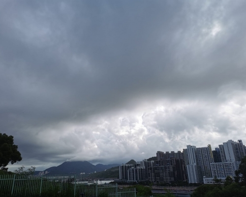 昨日的一場雷雨令本港的酷熱天氣稍為降溫。
