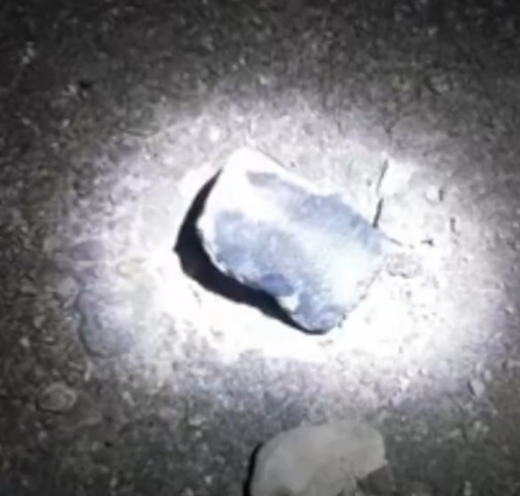 市民拾起疑似隕石。