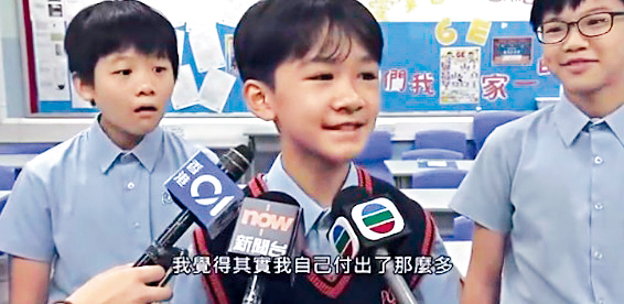 一名學生接受採訪時,身後兩位同學聽到,一個「O晒嘴」,另一個露出驚訝表情。