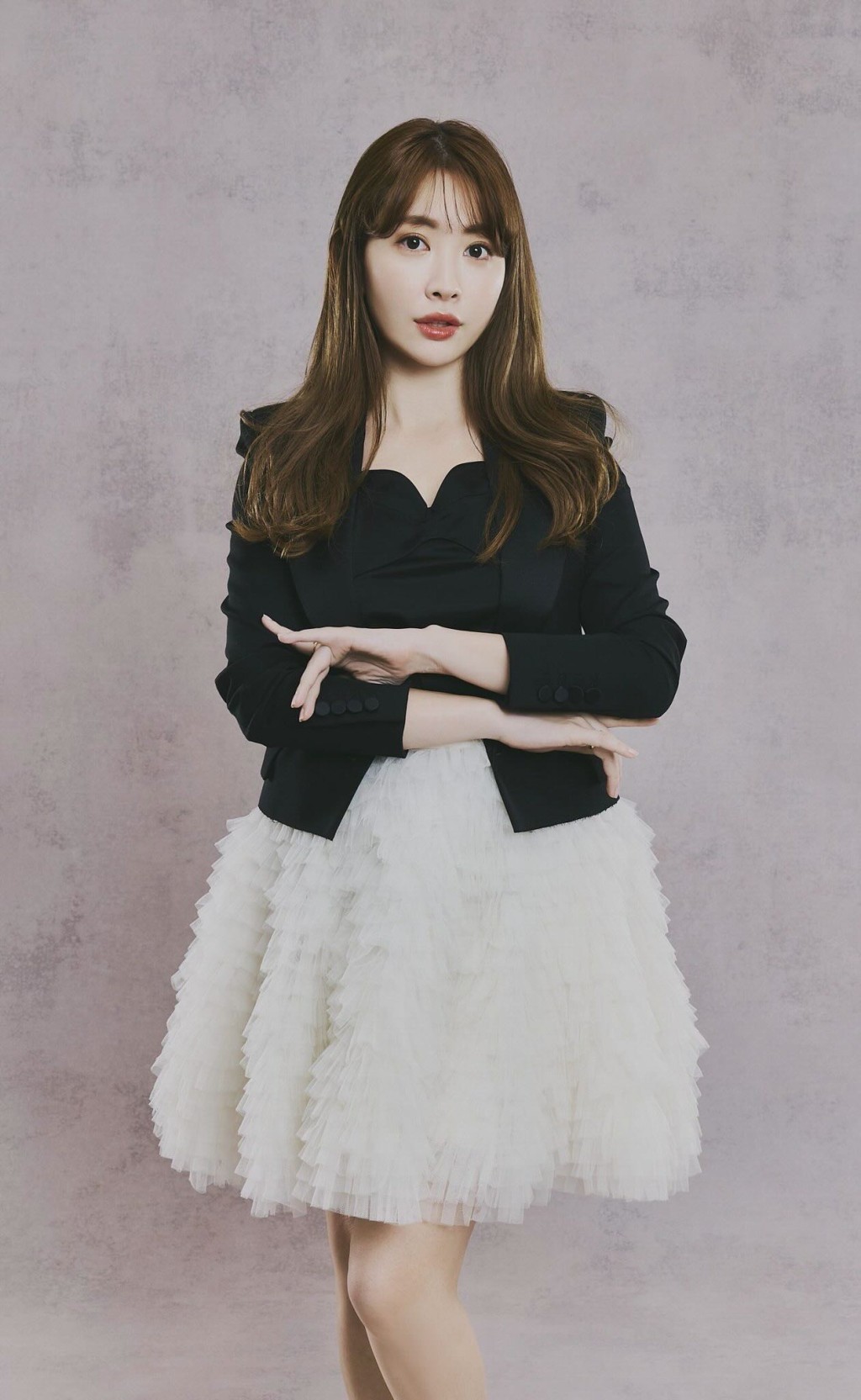 曾是日本偶像女團AKB48「神7」成員之一的女星小嶋陽菜，於2017年正式退團後轉型從商，主力向時尚界發展。