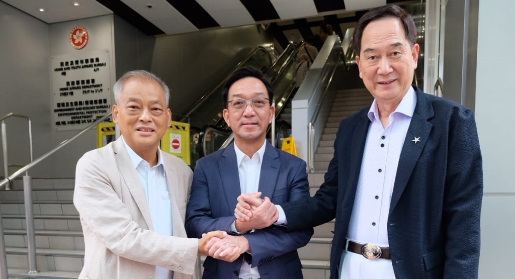 劉業強(中)及莫錦貴(左)報名參選鄉議局正副主席。