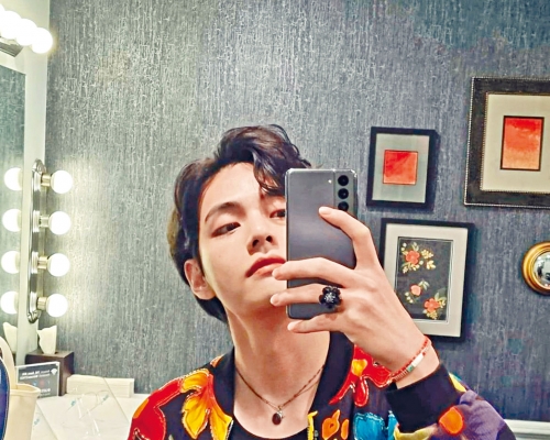 BTS成员V击败珍妮花，刷新史上IG最快破千万fans的纪录。
