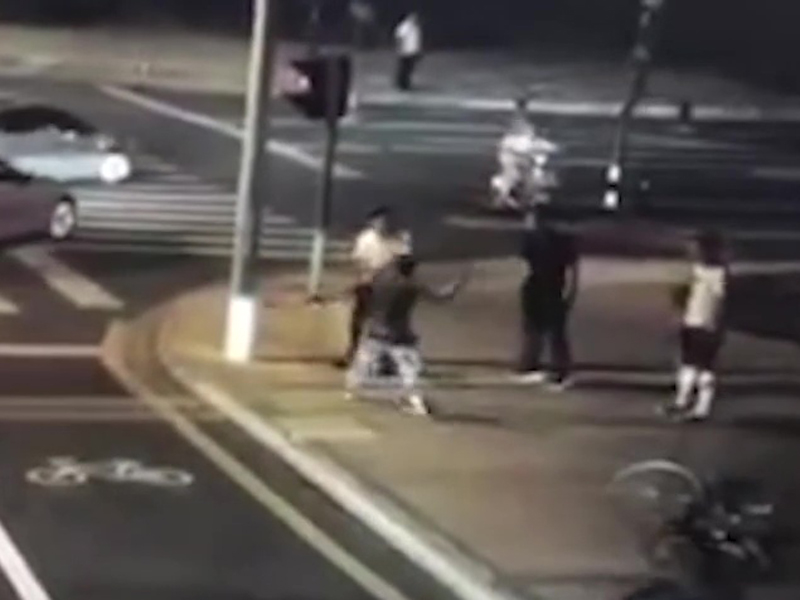 起初,是「寶馬男」持刀斬向騎車男的。(網圖)