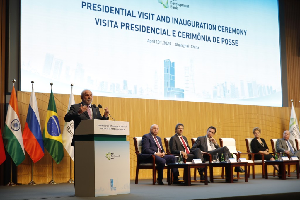 巴西总统卢拉在新开发银行总部出席新开发银行新任行长、巴西前总统罗塞夫女士的就职典礼并致词。新华社
