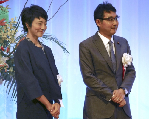 日本前法務大臣河井克行與參議員妻子河井案里。 AP資料圖片