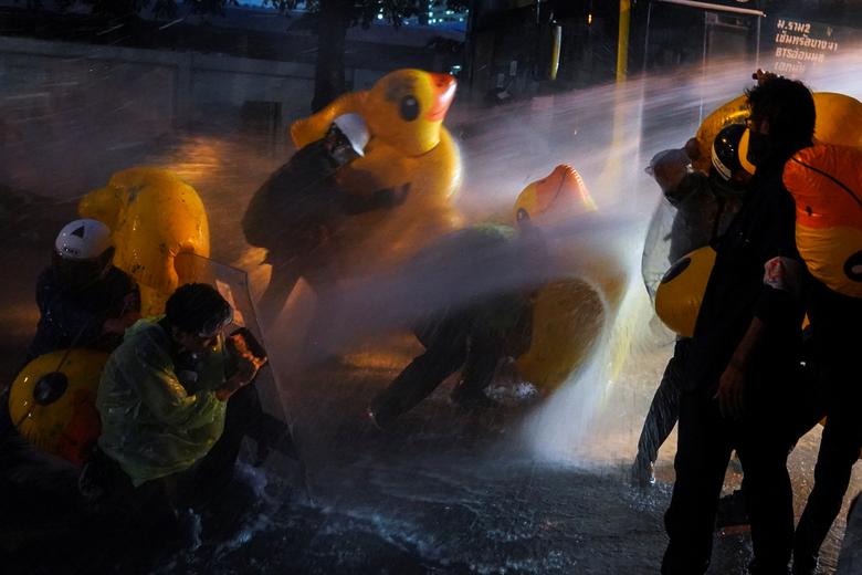2020至2022年泰國爆發反政府示威潮，示威者用巨型吹氣黃鴨抵擋水炮。 路透社