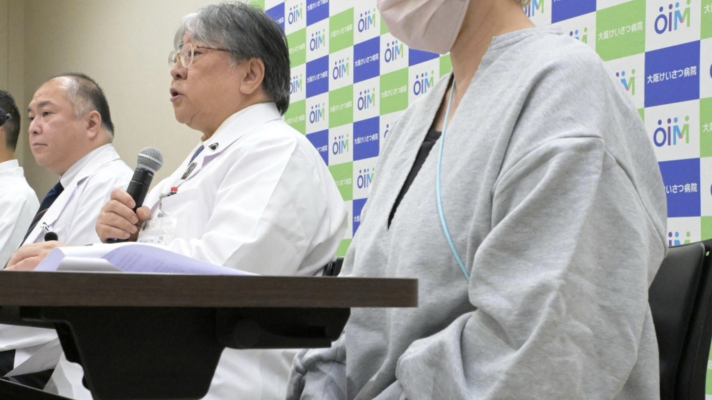 大阪警察醫院院長澤芳樹與首位接受「ReHeart」 iPS細胞心肌片移植手術的女病人（右）一同見傳媒。 法新社