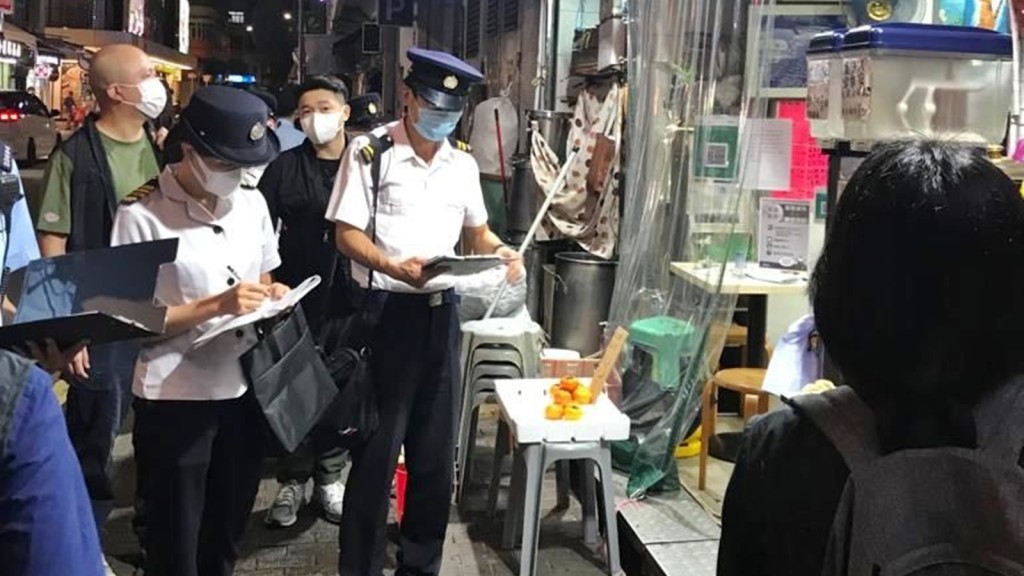 警方聯同食環人員進行聯合防疫行動。警方圖片