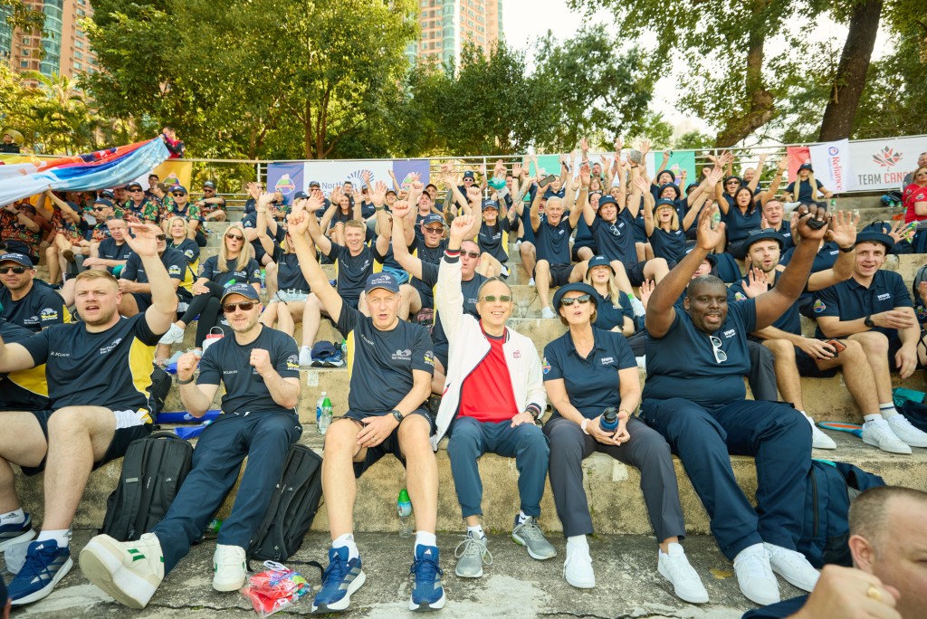 李澤鉅與不同團隊成員，一同為競賽健兒歡呼。