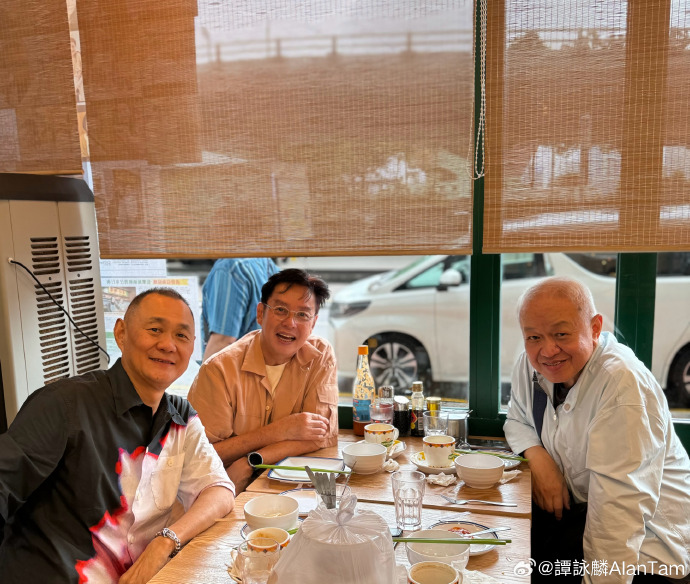 谭咏麟日前返港，也是相约朋友到茶餐厅食面。