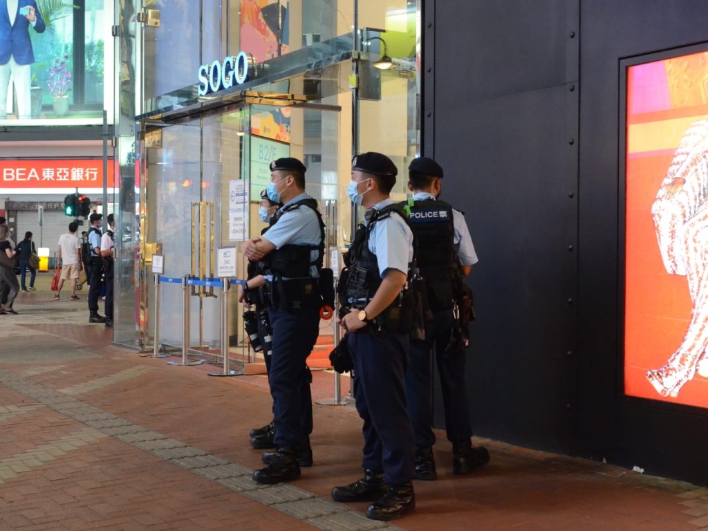 銅鑼灣百貨外繼續有警員穿著戰術背心駐守。