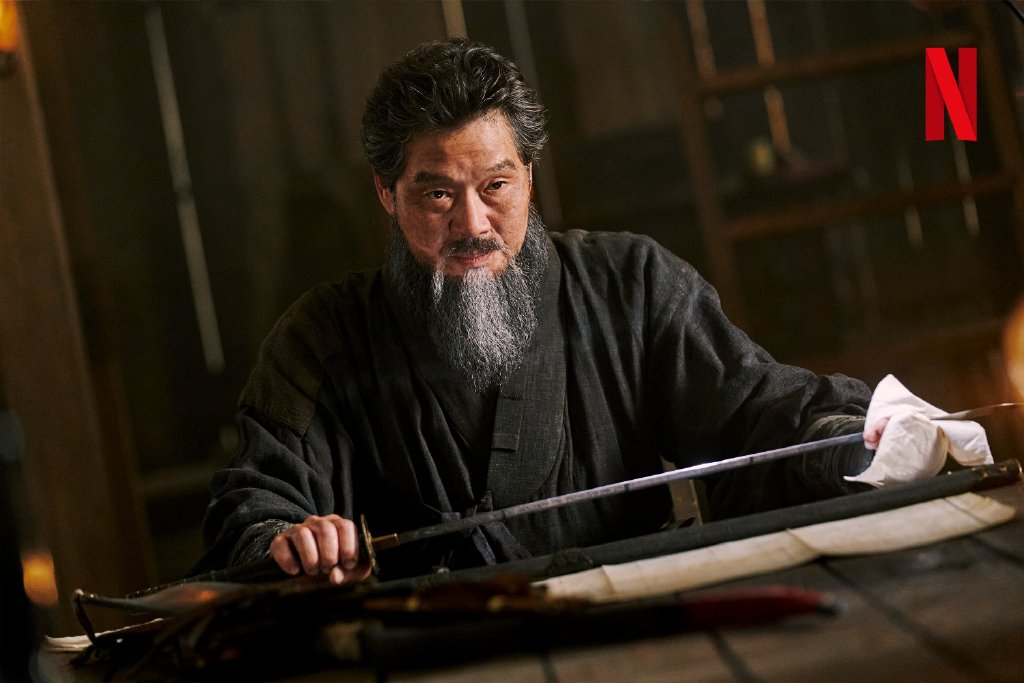 劉宰明飾演崔忠秀是朝鮮人村莊的地主，過去是湖南義兵長出身。