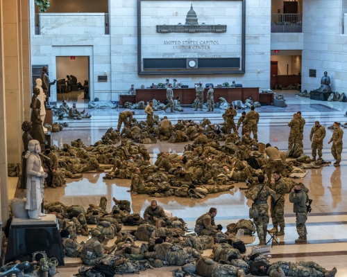 國民警衛隊在國會內通宵留守防暴亂。AP