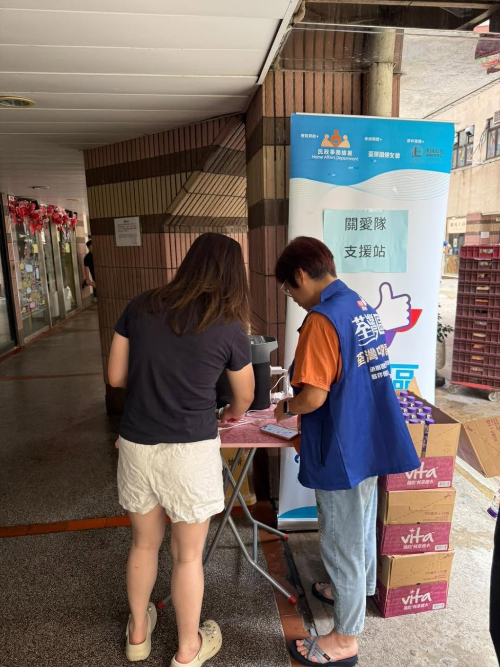 關愛隊到場協助居民。fb「曾大」圖片 關愛隊到場協助居民。fb「曾大」圖片
