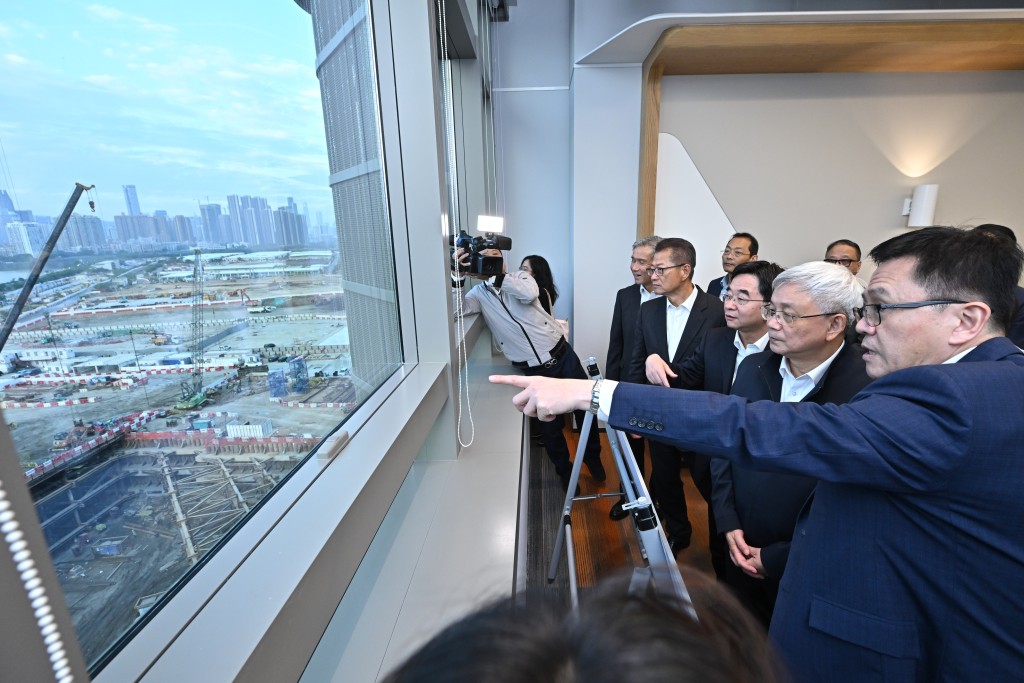 侯建國（右二）、祝衛東（右三）與陳茂波（右四）視察河套深港科技創新合作區香港園區。