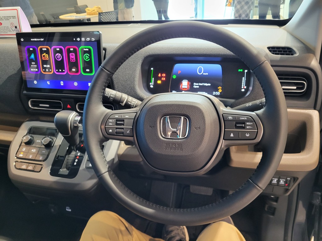 全新本田Honda Freed e:HEV驾驶席面前是一个电子表板，中控台大型触屏支援Apple CarPlay。