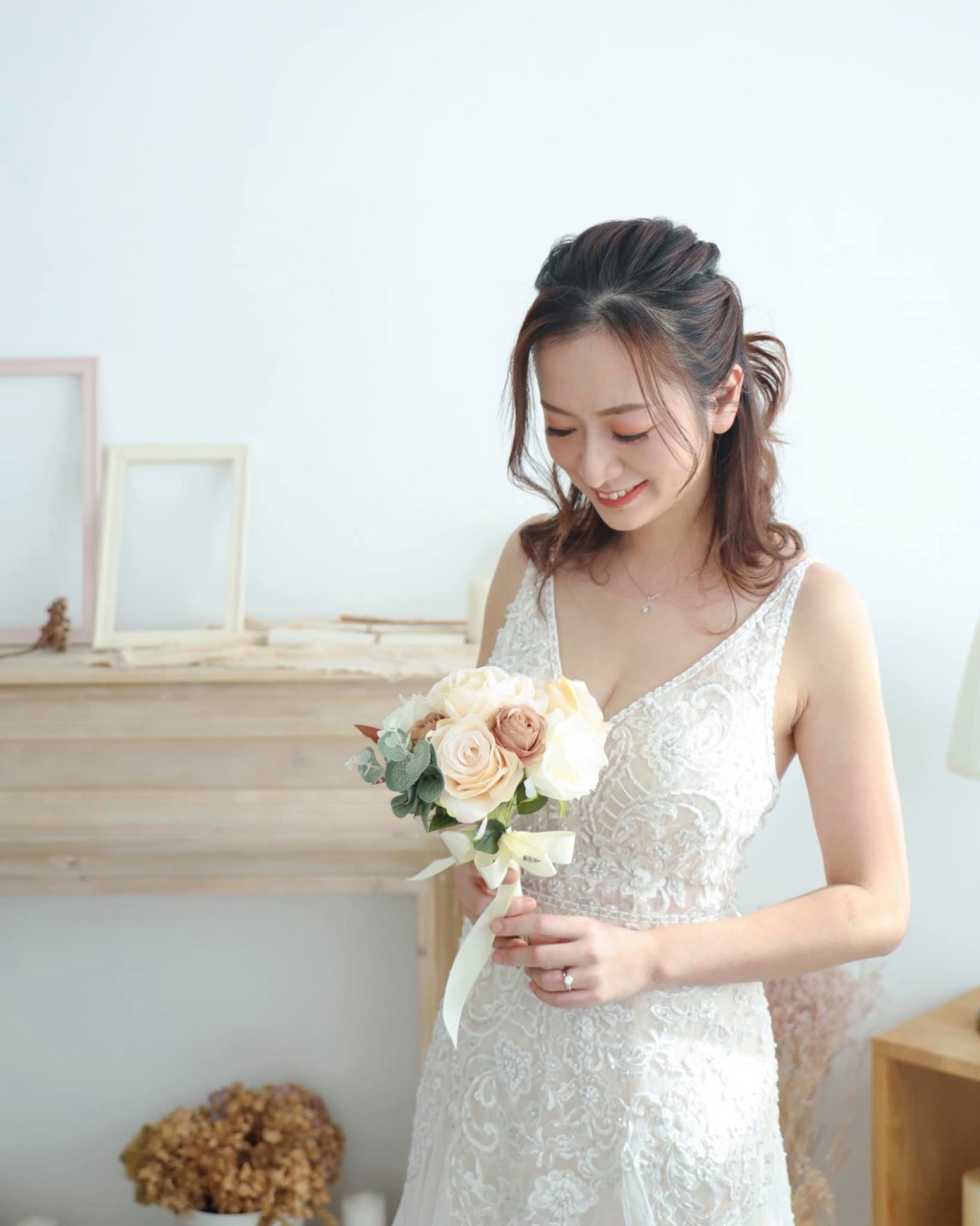曾素麗穿上婚紗，將自己作「生招牌」。