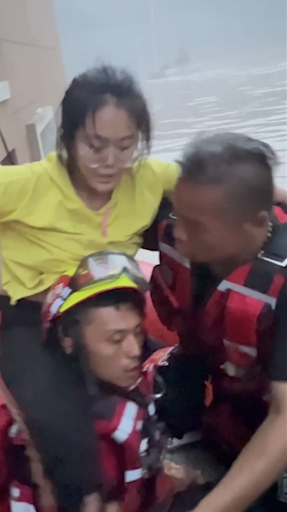 救援人员接灾民上船。 微博