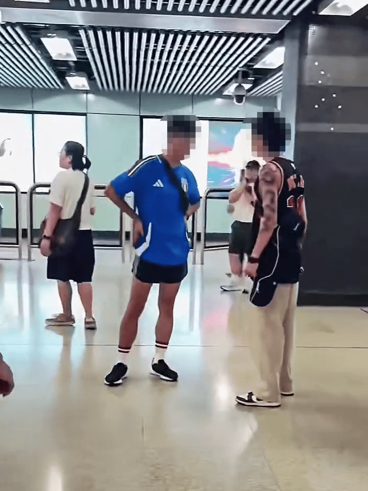 藍衫漢怒罵紋身男「你條女多嘴呀」。 藍衫漢怒罵紋身男「你條女多嘴呀」。