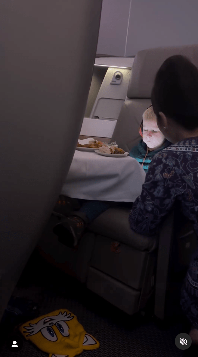 男童則全程只注視著iPad螢幕，沒有瞄過空姐半眼。
